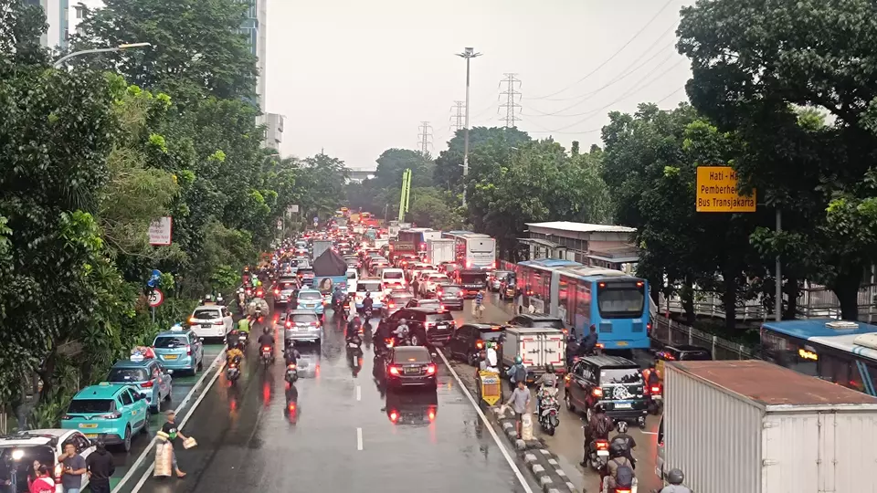Traffic congestion persists on Jalan DI Panjaitan in Cawang, East Jakarta, on Thursday afternoon, Jan. 22, 2026, even after floodwaters recede. (Beritasatu.com/Mita Amalia Hapsari)