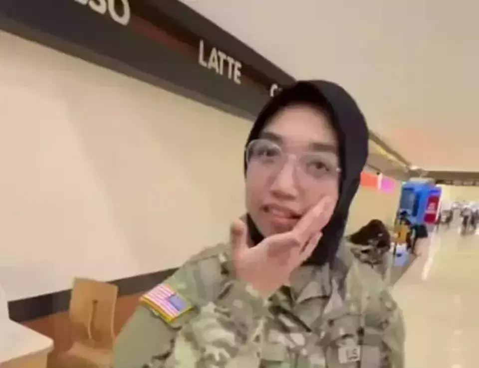 Kezia Syifa has gone viral for joining the US military. This undated photo shows Syifa's family members giving her a send-off at an airport. (B1 File Photo)