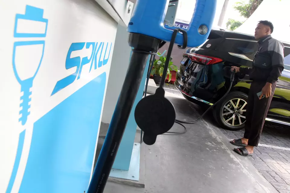 Customers charge their electric cars at the Public Electric Vehicle Charging Station (SPKLU) in Medan, North Sumatra, Wednesday, Jan. 7, 2026. (Antara Photo/Yudi Manar/foc).
