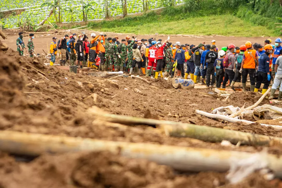 Search and rescue teams search for landslide victims in Pasirlangu, Cisarua, West Bandung Regency, West Java, on Tuesday, Jan. 27, 2026. (Antara Foto/Novrian Arbi)