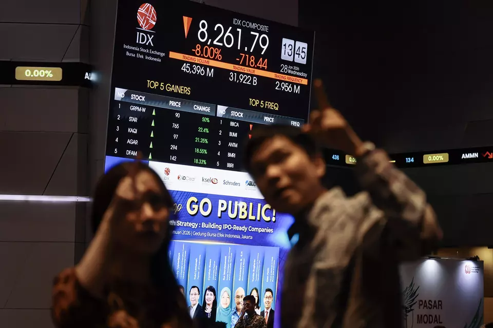 Employees observe the digital screen showing the movement of the Composite Stock Price Index (IHSG) at the Indonesia Stock Exchange (IDX), Jakarta, Wednesday, Jan. 28, 2026. (Antara Photo/Dhemas Reviyanto/bar)