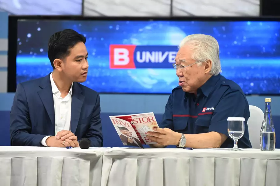 Vice President Gibran Rakabuming, left, chats with B-Universe Media Holdings Executive Chairman Enggartiasto Lukita at the media group's headquarters in Pantai Indah Kapuk 2, Tangerang, Banten, on Thursday. Jan. 29, 2026. (Photo courtesy of the Vice President's Office)