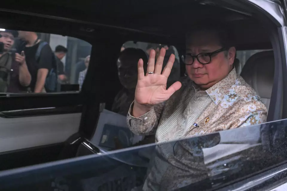 Chief of Economic Affairs Minister Airlangga Hartarto waves inside his car after discussing a study on corruption prevention at the Corruption Eradication Commission (KPK) building in Jakarta, Wednesday, Jan. 14, 2026. (Antara Photo/Hafidz Mubarak A/foc)