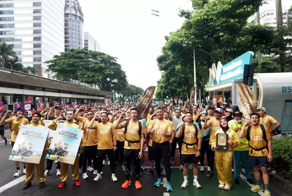 BSI President Director Anggoro Eko Cahyo (fourth from the left) leads the participants at BSI's 5th anniversary fun run in Jakarta on Feb. 1, 2026. (Photo Courtesy of BSI)