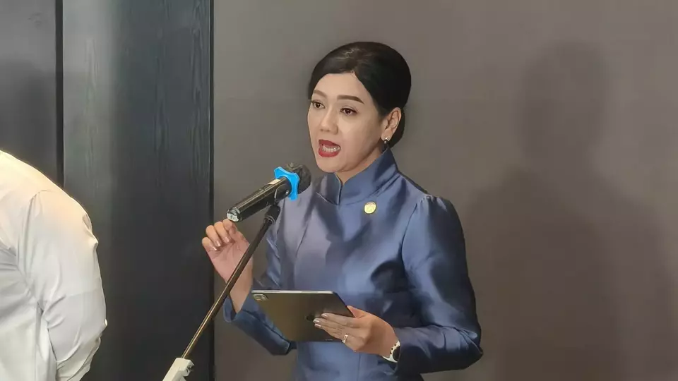 Financial Services Authority (OJK) Acting Chairwoman Friderica Widyasari Dewi speaks to reporters at the Indonesia Stock Exchange in Jakarta on Monday. (Beritasatu.com/Akmalal Hamdhi)