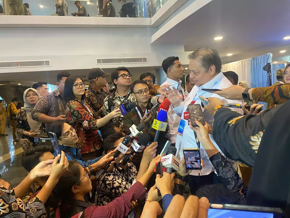 Chief Economic Affairs Minister Airlangga Hartarto speaks to reporters on the sidelines of the 2026 National Coordination Meeting between central and regional governments in Sentul, Bogor, on Monday, Feb. 2, 2026. (Beritasatu.com/Ricki Putra Harahap)