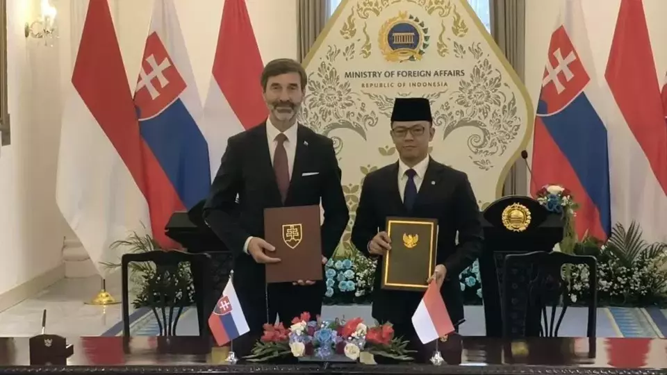 Slovak Foreign Minister Juraj Blanar (left) meets with Indonesian Foreign Minister Sugiono (right) at the Foreign Affairs Ministry in Jakarta on Feb. 3, 2026. (Beritasatu.com/Akmalal Hamdhi)