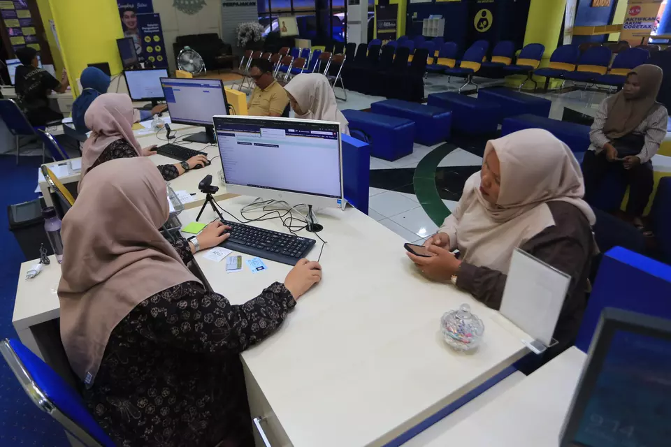Officers provide consultations for taxpayers at the Directorate General of Taxes (DGT) Pratama Meulaboh Tax Service Office (KPP), West Aceh, Aceh, Friday, Jan. 9, 2026. (Antara Photo/Syifa Yulinnas/YU).