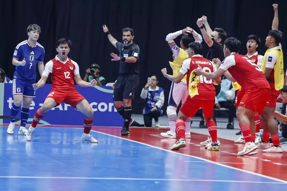 Indonesia futsal player Dewa Rizki Amanda (second left) celebrates after Indonesia defeat Japan 5-3 in the AFC Futsal Asian Cup 2026 semifinal at the Indonesia Arena in Senayan, Jakarta, on Thursday, Feb. 5, 2026, to advance to the final. (ANTARA FOTO/Asprilla Dwi Adha)