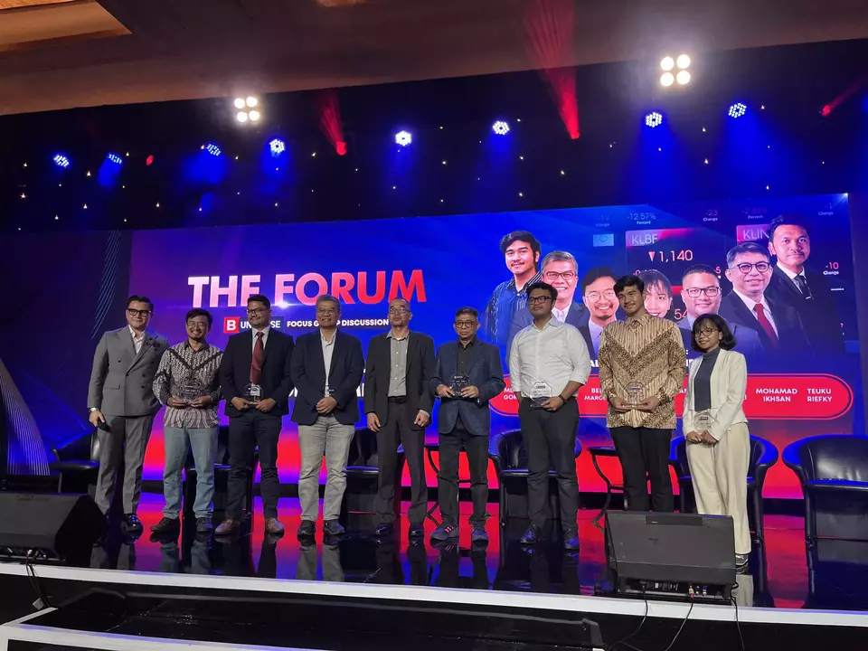 the Indonesian Economists Alliance  with moderator Iqbal Suwitamihardja and Investor Daily editor in chief Djaka Susila pose for a photo during The Forum: Kredibilitas Turun, Investment Grade Menurun, hosted by B-Universe Media Holdings in Jakarta, Feb. 11, 2026. (JG Photo/Ria Fortuna Wijaya)