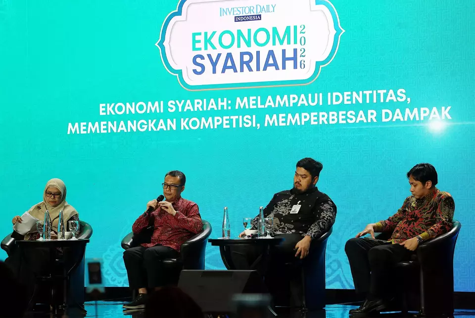 From left: Ayahandayani Kurssetyowati, head of Sharia finance at the Financial Services Authority (OJK); Chuzaemi Abidin, deputy chairman of the Halal Product Guarantee Agency (BPJPH); Banjaran Surya Indrastomo, chief economist of Bank Syariah Indonesia; and Mohammad Nur Rianto Al Arif, economic professor of Syarif Hidayatullah State Islamic University, attend a discussion on Sharia economy hosted by Investor Daily in Jakarta, Wednesday, Feb.11, 2026. (Joanito De Saojoao)