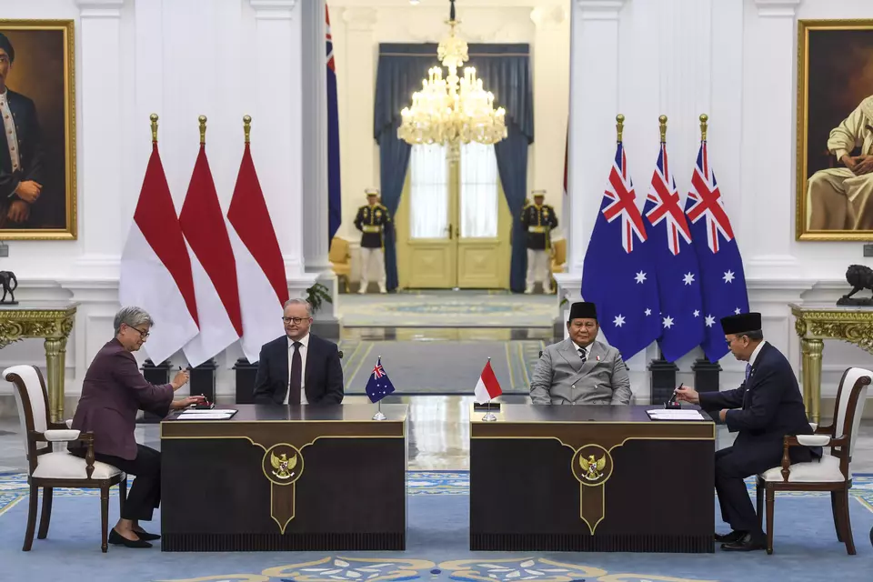 President Prabowo Subianto and Australian Prime Minister Anthony Albanese witness the signing of an investment-related MoU at the State Palace in Jakarta on Feb. 6, 2026. On the left is Australian Foreign Minister Penny Wong. Sitting next to Prabowo is Danantara Chief Executive Officer and Investment Minister Rosan Roeslani. (Antara Photo/Galih Pradipta)