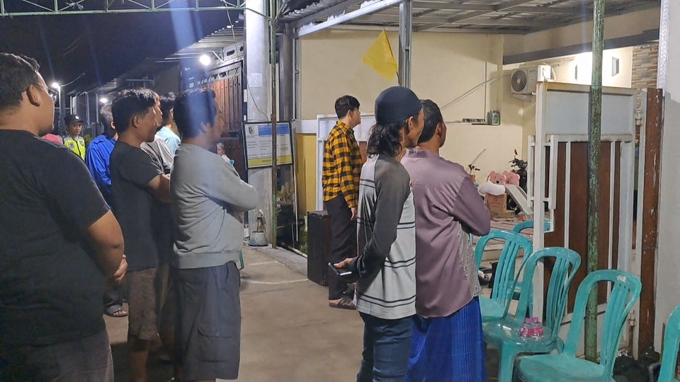 Mourners gather at the home of a 13-year-old elementary school student who died in Batursari village, Demak Regency, on Thursday, Feb. 12, 2026. (Beritasatu.com/Ikromi)