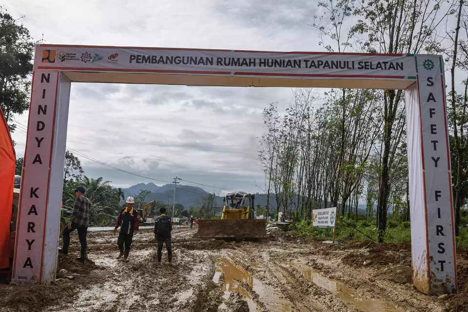 Heavy equipment operates at a temporary housing construction site in Napa village, Batang Toru, South Tapanuli, North Sumatra, on Monday, Feb. 16, 2026. (ANTARA FOTO/Sulthony Hasanuddin)