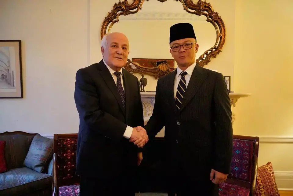 Foreign Minister Soegiono, right, shakes hands with Riyad Mansour, permanent representative of Palestine to the United Nations, in New York, Monday, Feb. 16, 2026. (Foreign Affairs Ministry via JG)
