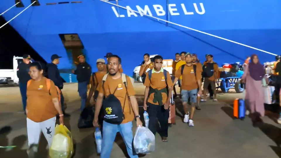 Indonesian migrant workers disembark from the Lambelu ferry upon arrival at Nusantara Parepare Port in South Sulawesi on Tuesday, Feb. 17, 2026, after being deported by Malaysian authorities for illegal entry. (B-Universe Photo/Andi Mappanyukki)
