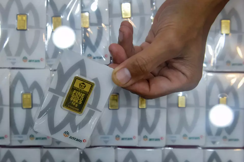 A worker displays gold bars at Pasar Anyar, Tangerang City, Banten, Thursday, Jan. 29, 2026. (Antara Photo/Putra M. Akbar/bar)