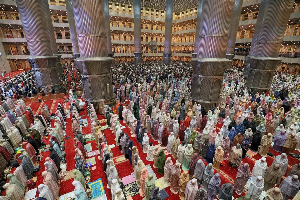 Indonesian Muslims perform evening prayers at the Istiqlal Mosque in Jakarta on the eve of Ramadan, Wednesday, Feb. 18, 2026. (B-Universe Photo/Joanito De Saojoao)