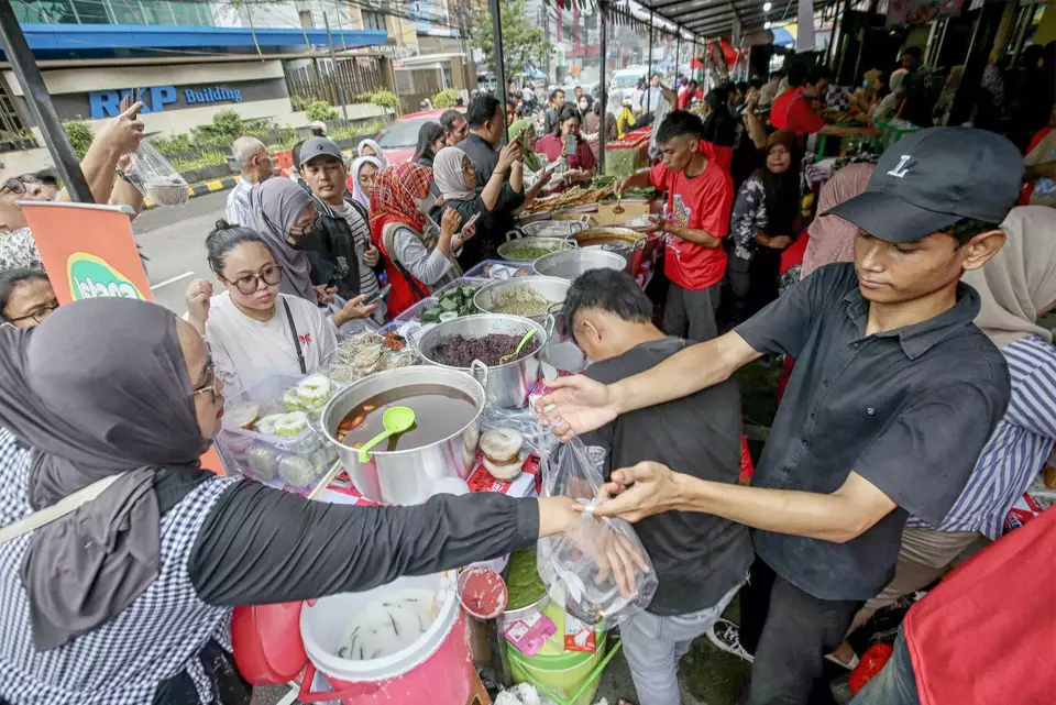 Snack vendors selling iftar treats serve customers at Pasar Benhil in Jakarta on the first day of Ramadan, Thursday, Feb. 19, 2026. (B-Universe Photo/Joanito De Saojoao)