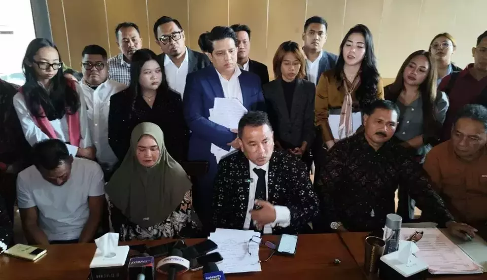 From left to right, Sulaeman and Nirwana -- the parents of a sailor facing the death penalty over the seizure of nearly two tons of methamphetamine off Batam in the Riau Islands -- sit alongside lawyer Hotman Paris Hutapea during a press conference in Jakarta on Friday, Feb. 20, 2026. (Beritasatu.com/Chairul Fikri)