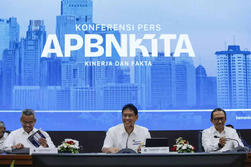 Finance Minister Purbaya Yudhi Sadewa, center, speaks in a news conference accompanied by his deputies Juda Agung, right, and Suahasil Nazara, left, at his office in Jakarta, Monday, Des. 23, 2026. (Antara Photo/Asprilla Dwi Adha)
