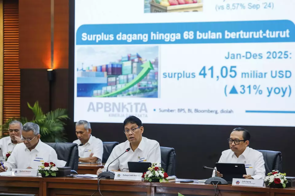 Finance Minister Purbaya Yudhi Sadewa (second right) together with Deputy Finance Minister Juda Agung (right) and Deputy Finance Minister Suahasil Nazara (left) delivered a statement at the press conference for the February 2026 edition of the State Budget in Jakarta, Monday, Feb. 23, 2026. (Antara Photo/Asprilla Dwi Adha/YU).