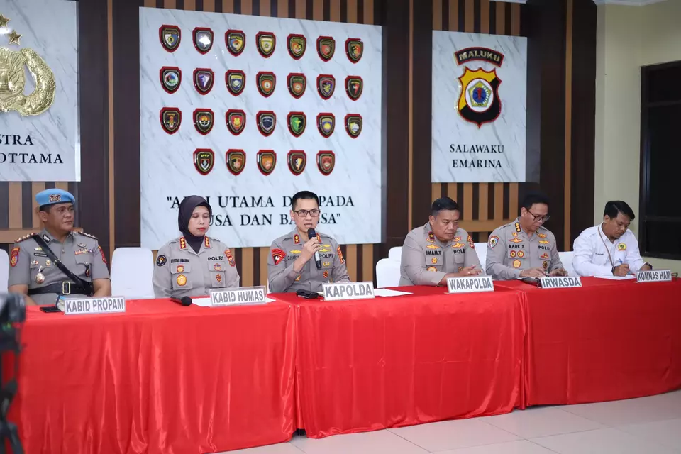 Maluku Police Chief Dadang Hartanto (third left) speaks during a press conference at the Maluku Police headquarters on Tuesday, Feb. 24, 2026. (Beritasatu.com/Fitriansa Sima Sima Sohilauw)