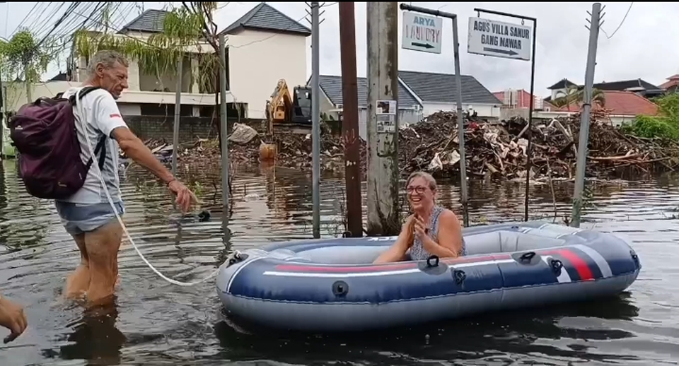 Tourists in the Bumi Ayu area of Sanur, Bali, are evacuated by inflatable boats as flooding continues to inundate the neighborhood on Wednesday, Feb. 25, 2026. (Beritasatu.com/Sopian Hadi)