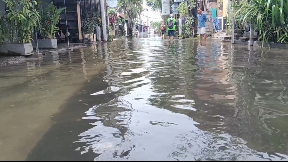 Floodwaters remain in the Bumi Ayu area of Sanur, Bali, on Thursday, Feb. 26, 2026. (Beritasatu.com/Sopian Hadi)