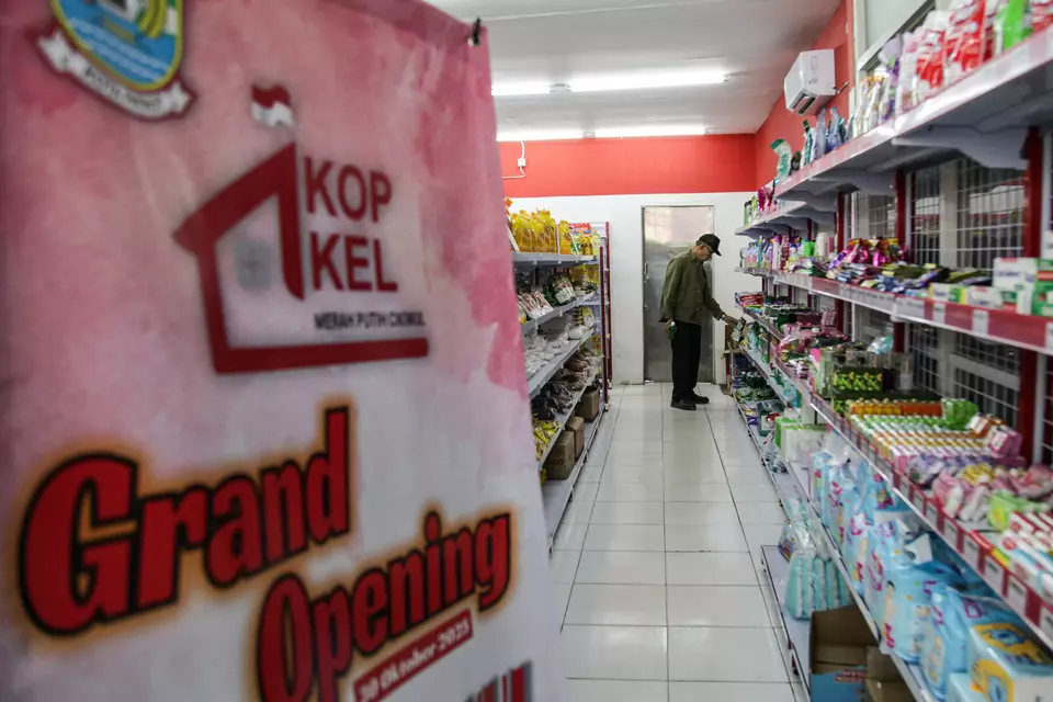 A man shops at a newly opened store operated by Merah Putih Village Cooperative in Cikiwul, Bekasi, West Java, on Friday, Feb. 20, 2026. (Antara Photo/Darryl Ramadhan)
