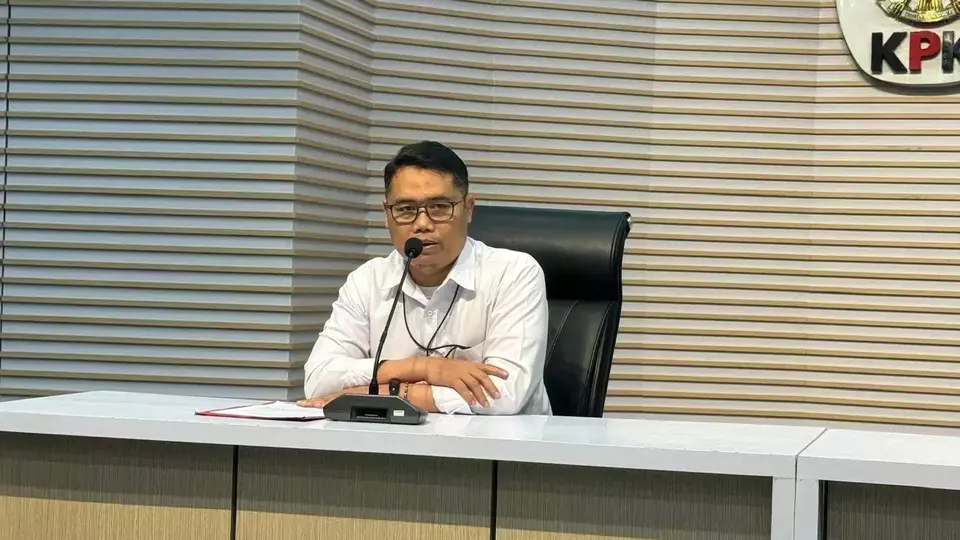 Asep Guntur Rahayu, deputy for enforcement and execution at the Corruption Eradication Commission (KPK), speaks at a press conference at the KPK headquarters in Jakarta on Friday, Feb. 27, 2026. (Beritasatu.com/Yustinus Paat)