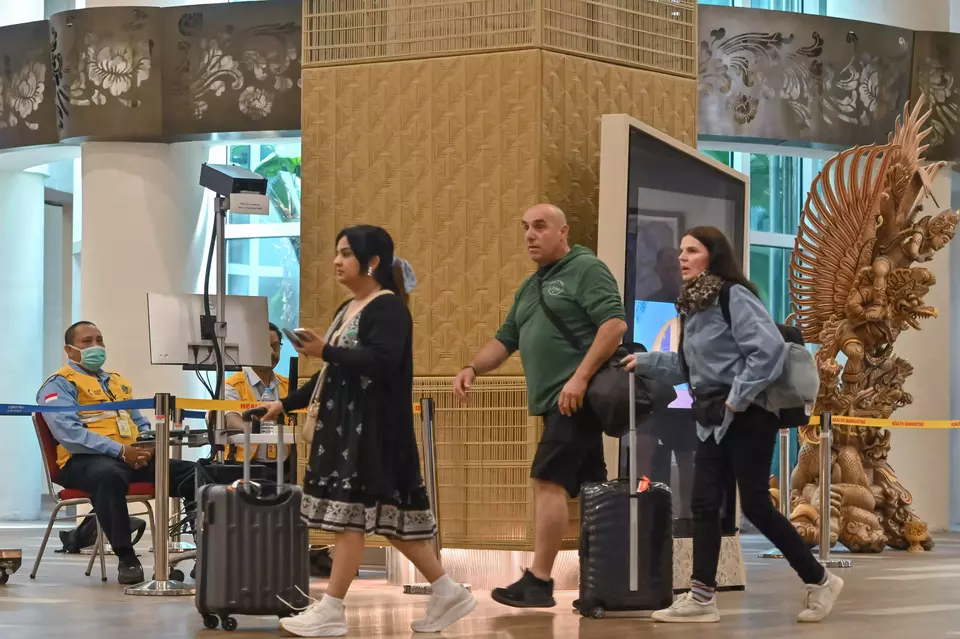 Foreign passengers seen in I Gusti Ngurah Rai airport in Bali on January 29, 2026. (Antara Photo/Fikri Yusuf)