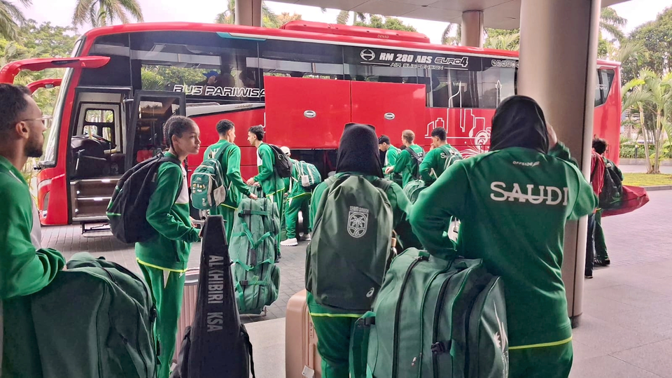 Fencing athletes and officials from Saudi Arabia gather at Soekarno-Hatta International Airport in Tangerang, Banten, after their home flight was canceled, Sunday, March 1, 2026. (Photo courtesy of the Indonesian Fencing Association)