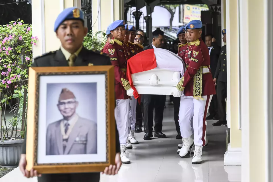 Members of the Presidential Security Forces (Paspampres) carry the coffin of the 6th Vice President Try Sutrisno for funeral prayers at the Sunda Kelapa Grand Mosque in Jakarta on Monday (March 2, 2026). (Antara Photo/Hafidz Mubarak A/nym).