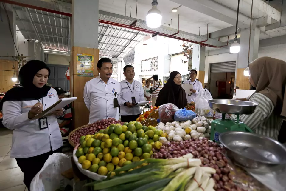 Chief of Government Representative of Gorontalo Province Muslimin B Putra (second left) chats with traders at the Central Market, Gorontalo City, Gorontalo, Monday, Mar. 2, 2026. (Antara Photo/Adiwinata Solihin/nym).