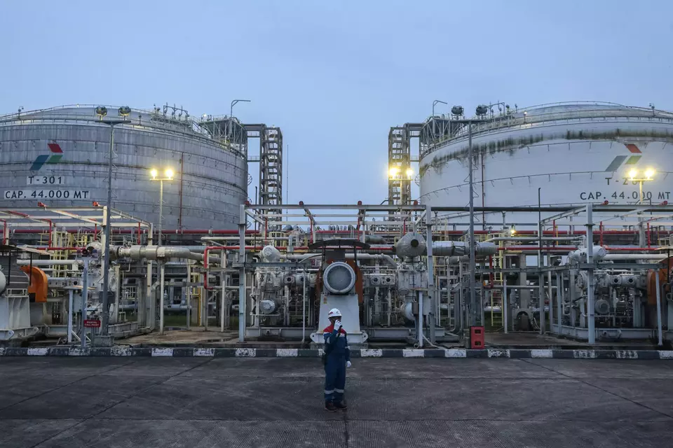 An employee of Pertamina stands near a pipeline at a liquefied petroleum gas (LPG) refinery facility in Cilegon, Banten, on Tuesday, Feb. 10, 2026. (Antara Photo/Angga Budhiyanto)