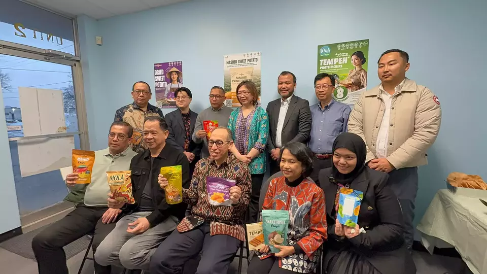 Representatives of the Indonesian Embassy in Ottawa, diaspora entrepreneurs, and business partners pose with Indonesian snack products during the inauguration of Exotique Foods Inc.'s new office and warehouse in Mississauga, Ontario, on Mar. 3, 2026. (Photo Courtesy of Indonesian Embassy in Ottawa).