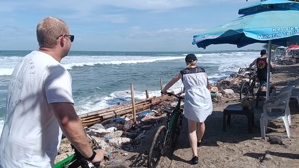 Foreign tourists cycle along the shoreline of Kuta Beach in Bali on Thursday, March 6, 2026. (Beritasatu.com/Sopian Hadi)