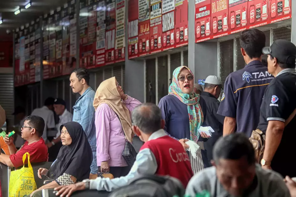 Prospective passengers wait for intercity buses at Kalideres Terminal in West Jakarta on Friday, March 6, 2026. Some travelers leave earlier to avoid the peak Eid homecoming rush and rising ticket prices, with many heading to Sumatra, particularly Aceh and Bengkulu. (BeritaSatu Photo/Joanito De Saojoao).