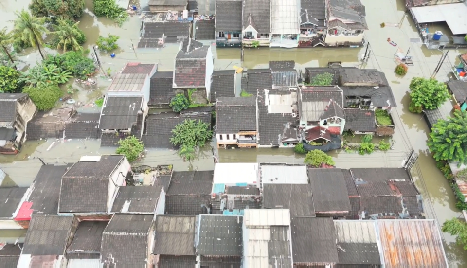 Houses in the Periuk Damai housing complex in Tangerang City, Banten, are submerged up to their roofs following overnight heavy rain on Sunday, March 8, 2026. (B-Universe Photo/Wahroni)