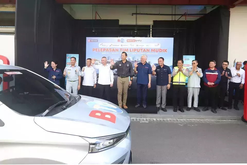 Chief Infrastructure Minister Agus Harimurti Yudhoyono (fifth from the left) sends off B-Universe's Eid homecoming travel team in PIK 2 on March 10, 2026. (B-Universe Photo/David Gita Roza)