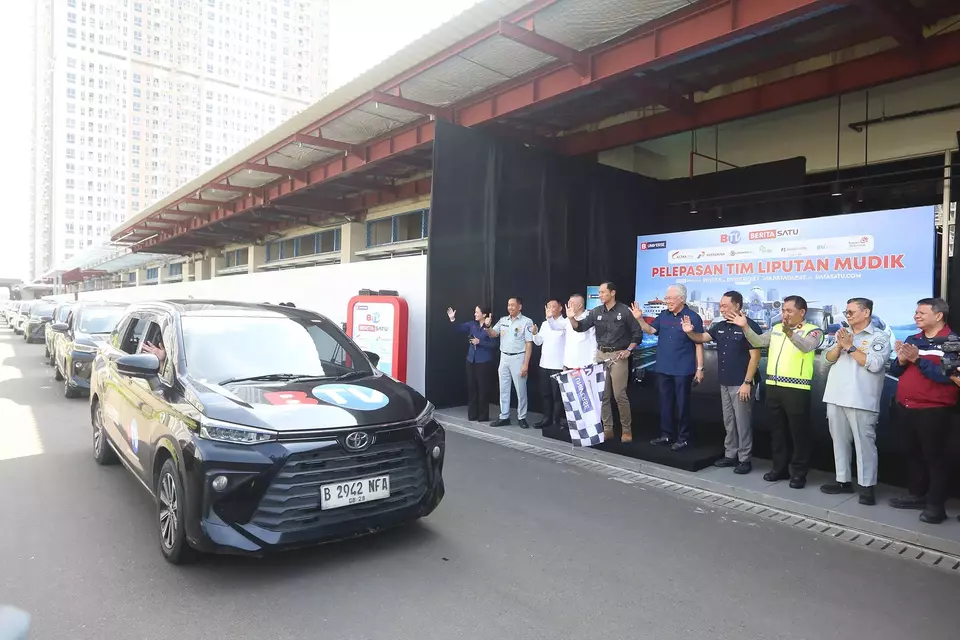 Transportation Minister Dudy Purwagandi, Director General of Land Transportation Aan Suhanan, PT Jasa Marga CEO Rivan A. Purwantono, Jasa Raharja CEO Muhammad Awaluddin, B-Universe Executive Chairman Enggartiasto Lukita, CEO Rio Abdurachman, and Deputy CEO Apreyvita D. Wulansari send off the B-Universe Mudik team at PIK 2, Tangerang, Tuesday, March 10, 2026. The team reports real-time conditions at key homecoming routes to help the public anticipate travel challenges. (Investor Daily/David Gita Roza)