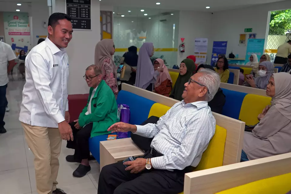 Retirees visit a Bank Mandiri office in Makassar, South Sulawesi, to withdraw their Ramadan bonus on Friday, March 6, 2026. (Antara Photo/Hasrul Said)