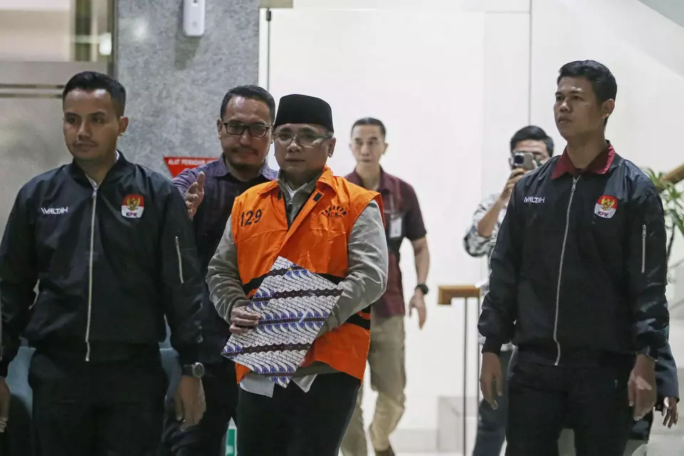 Former Religious Affairs Minister Yaqut Cholil Qoumas is escorted by Corruption Eradication Commission (KPK) officers after an interrogation at the commission's building in Jakarta on Thursday, March 11, 2026. (B-Universe Photo/Joanito De Saojoao)