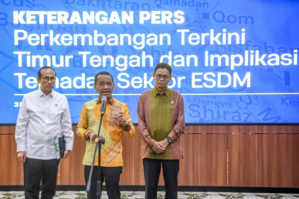 Energy and Mineral Resources (ESDM) Minister Bahlil Lahadalia (center) accompanied by Deputy Minister Yuliot Tanjung (right) and Member of the National Energy Council (DEN) Satya Widya Yudha (left) gave a press statement regarding the Latest Developments in the Middle East and Implications for the Energy and Mineral Resources Sector at the ESDM office, Jakarta, Tuesday, Mar. 3, 2026. (Antara Photo/Muhammad Adimaja/wsj)