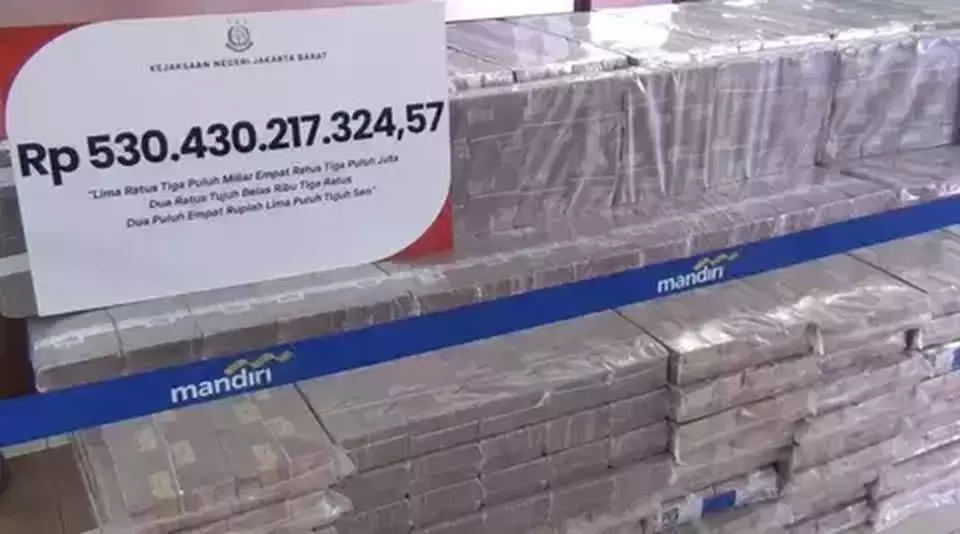 The West Jakarta District Prosecutor's Office hands over more than Rp530 billion in confiscated assets from an online gambling case involving convict Oei Hengky Wiryo to the Finance Ministry in Jakarta on Friday, March 13, 2026. (Beritasatu.com/Andrew Tito)