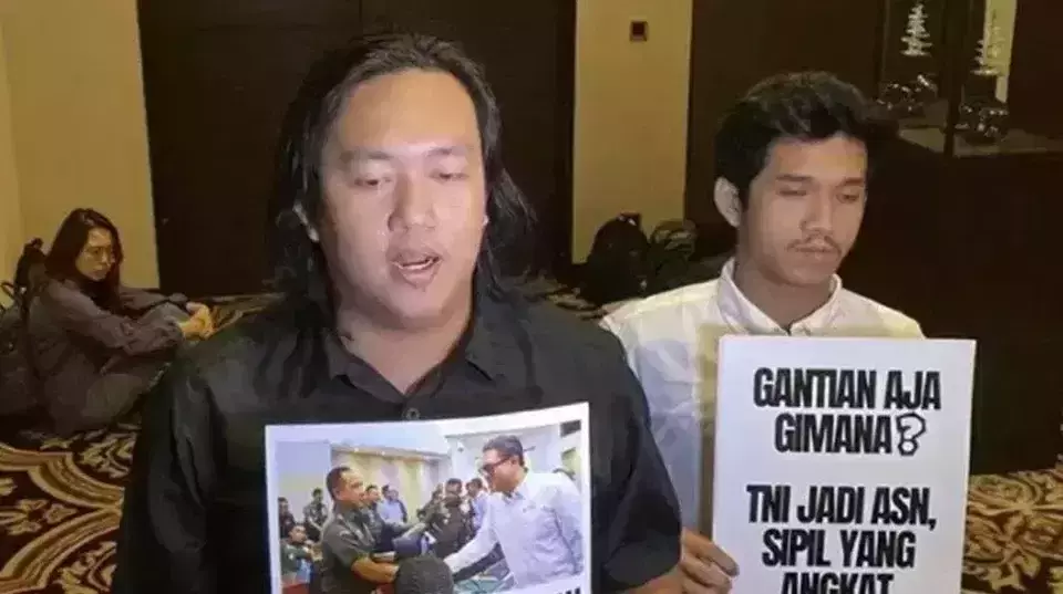 Andrie Yunus (left), deputy coordinator of the Commission for the Disappeared and Victims of Violence (KontraS). Andrie was attacked with acid by an unidentified assailant in the Salemba area of Central Jakarta on the night of March 12, 2026. (Beritasatu.com/Andrew Tito)