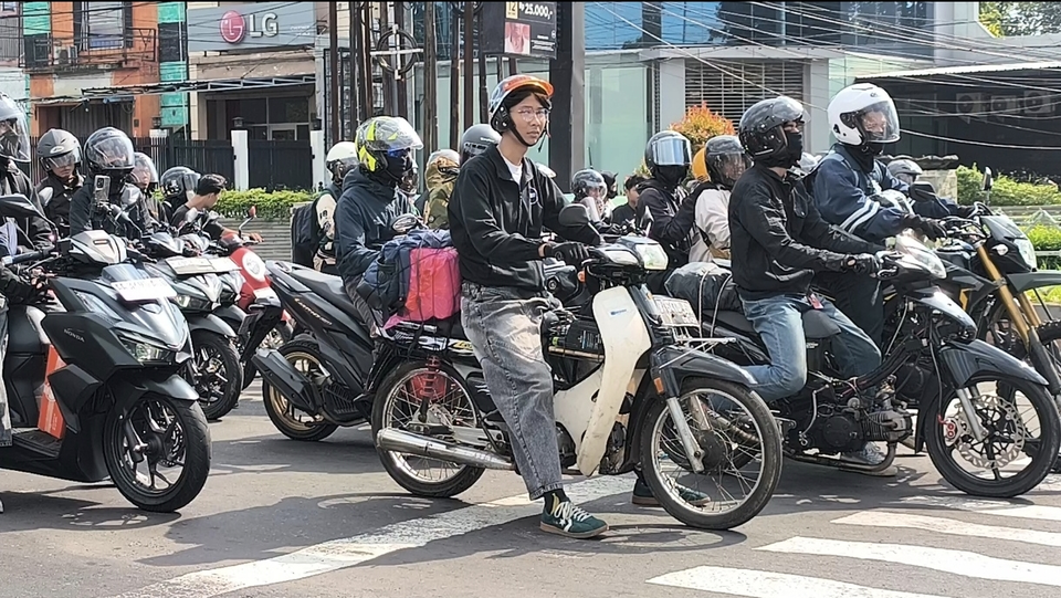 Motorcyclists ride along Java's northern coastal highway in Cirebon, a key alternative route for Eid travelers heading east, where officials recorded more than 5,000 motorcycles between midnight and 6 a.m. on Saturday, March 14, 2026. (Beritasatu.com/Dede Adhitama)