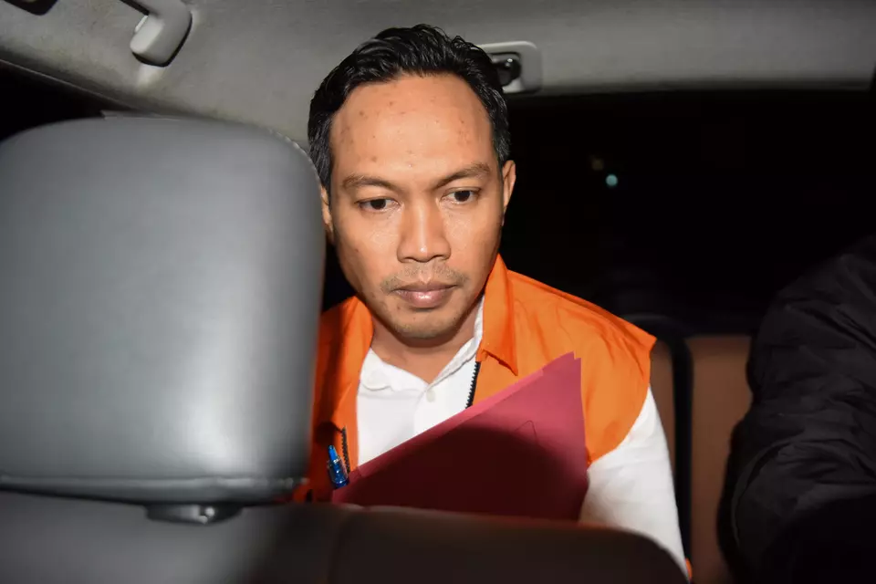 Cilacap Regent Syamsul Auliya Rachman sits in a car after being named a suspect by the Corruption Eradication Commission (KPK) in Jakarta for allegedly extorting money from his subordinates as Eid bonuses, on Saturday, March 14, 2026. (Antara Photo/Indrianto Eko Suwarso)