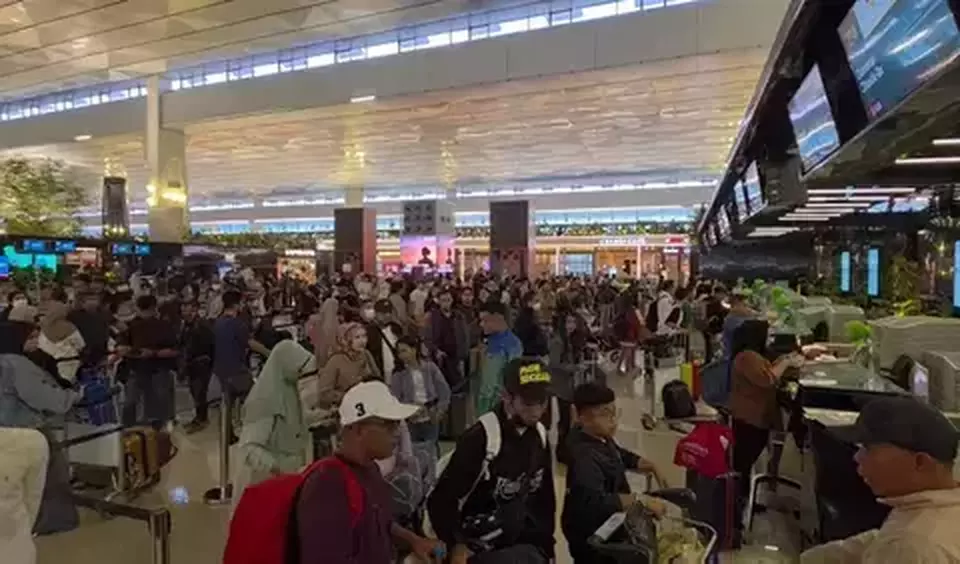 Thousands of Eid travelers crowd Terminal 3 at Soekarno-Hatta International Airport on Tuesday morning, March 17, 2026.(Beritasatu.com/Wahroni)